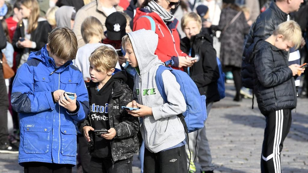 ojat tarkastelevat kännykästään Pokemon Go peliä Suomenlinnan lauttaa odotellessa Helsingin kauppatorilla sunnuntaina 2.lokakuuta 2016. Pokemon Go Finland järjesti Suomenlinnassa Pokemon Go -pelaajien kokoontumisen sunnuntaina.