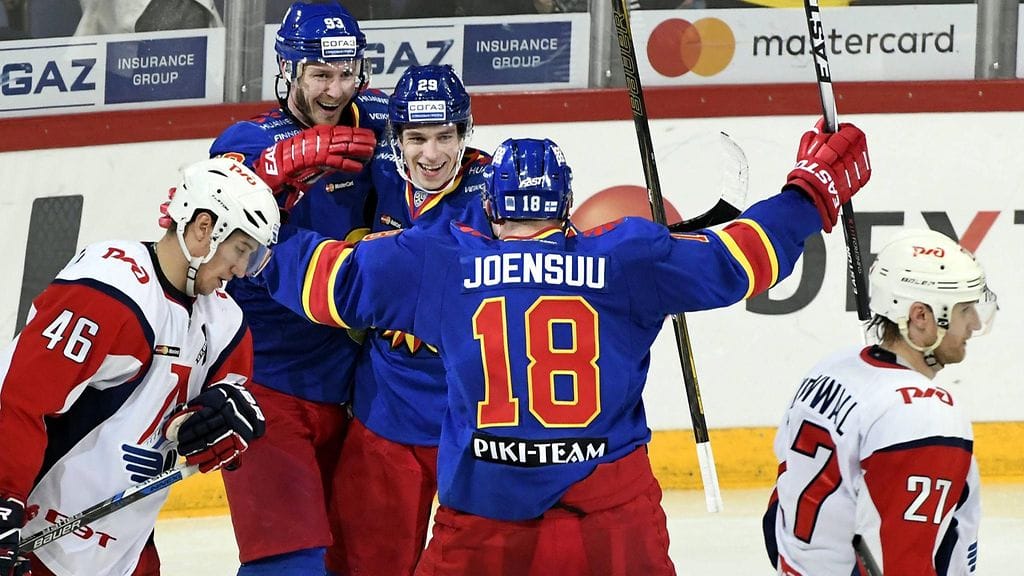 Peter Regin, Sakari Salminen ja Jesse Joensuu pääsivät juhlimaan 4-3-voittomaalia päätöserässä.