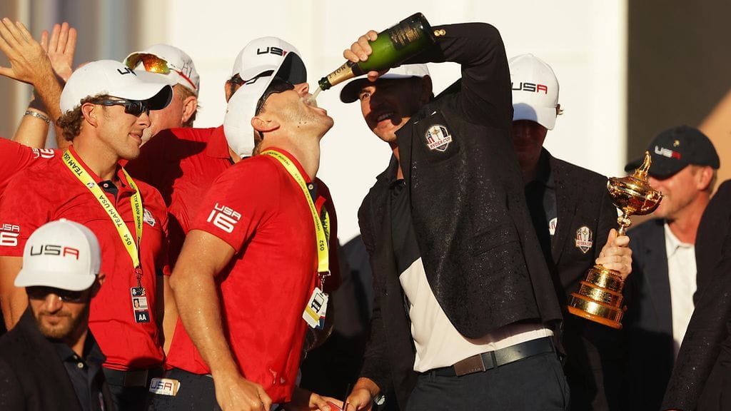 Brooks Koepka sai caddieltaan kuohujuomaa voiton kunniaksi.