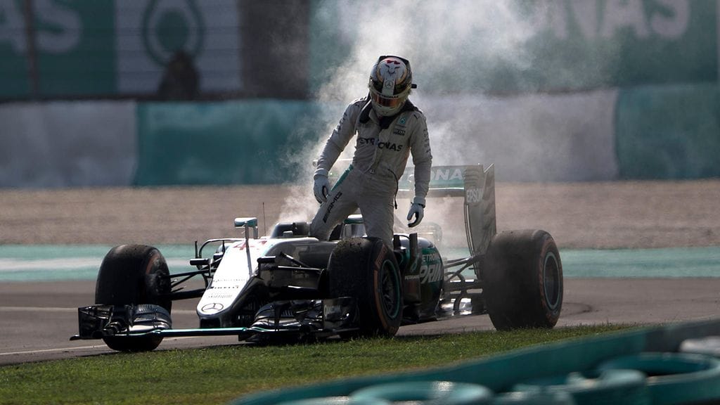 Lewis Hamilton nousee savuasta autostaan Malesian dramaattisessa kisassa.