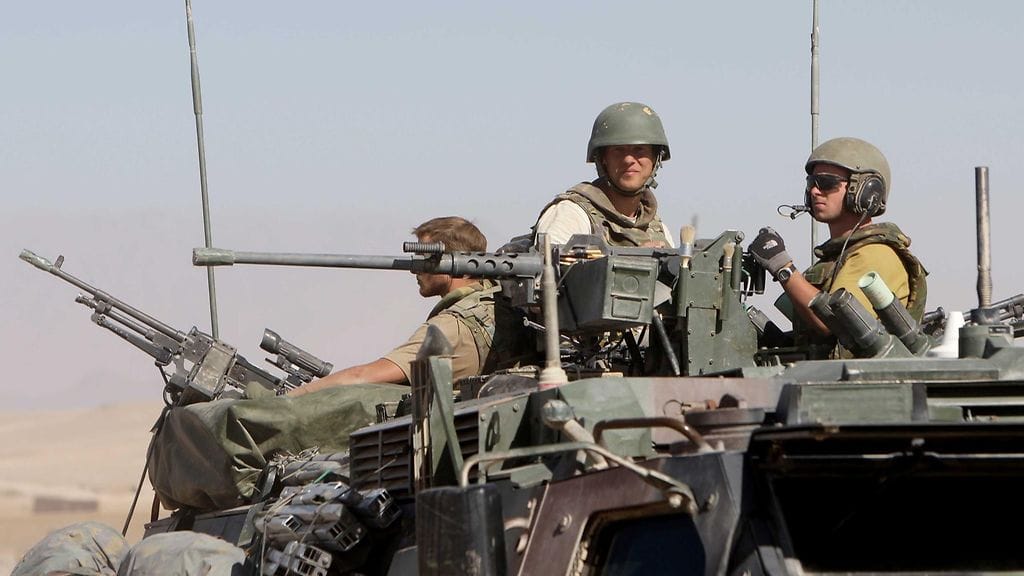 Jeroen Oerlemans keskellä kuvattuna Afganistanissa vuonna 2008. Journalisti tapettiin Isisin toimesta lokakuussa 2006 Libyassa.