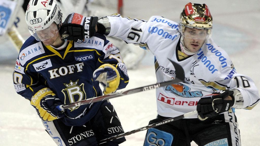 Justin Hodgman Pelicans-nutussa marraskuussa 2011.