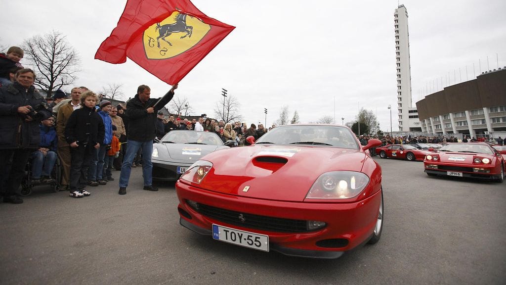 Ferrarin 60-vuotismerkkipäivän kunniaksi järjestetyn viestimaratonin autot lähtevät liikkeelle Mäntymäen kentältä Helsingissä 29. huhtikuuta 2007.