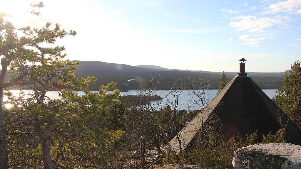 Lapissa syyslomakausi näyttäisi sujuvan normaalilokakuun tapaan, eli luntakin saattaa tulla. Hettassa aurinko paistoi tänään. Taustalla Ounastunturi. Kuva: Satu Kotavuopio.