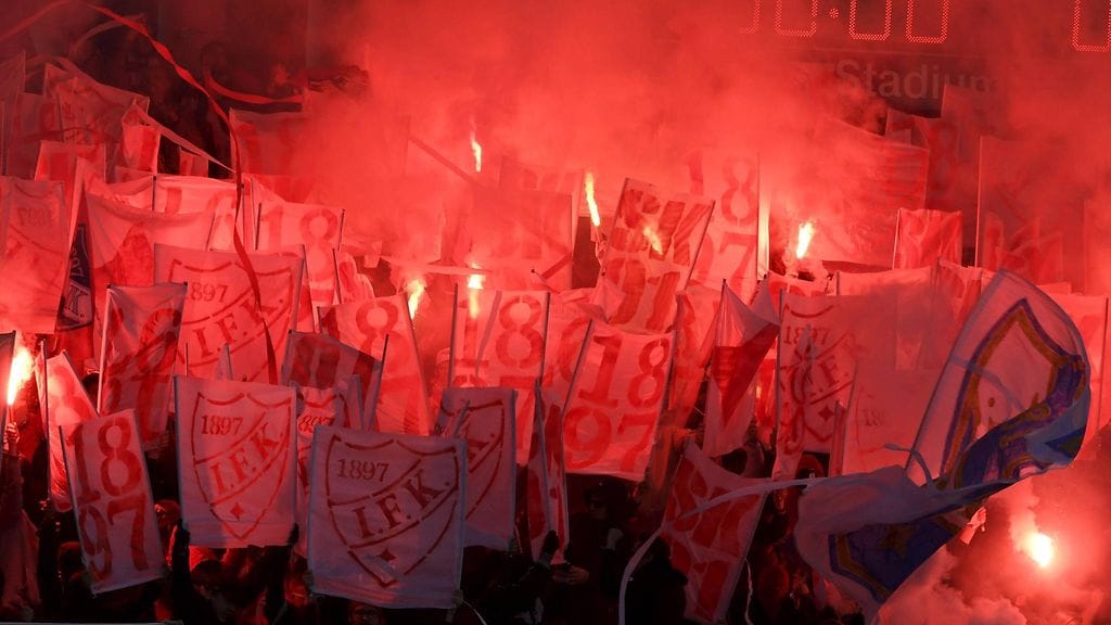 HIFK:n fanipääty peittyi soihduista paikallisottelussa perjantaina.