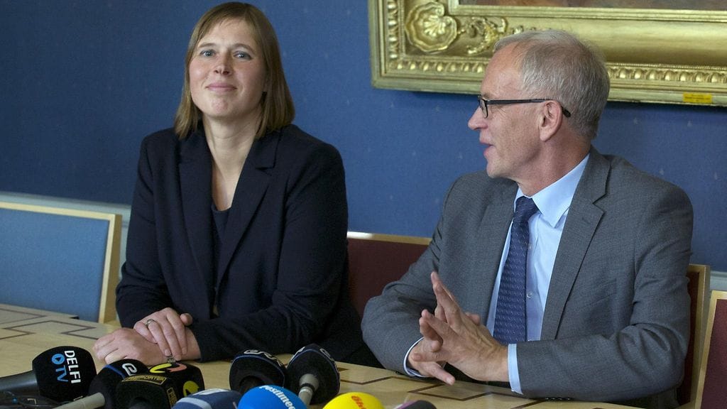 Kersti Kaljulaid ja Viron parlamentin puhemies Eiki Nestor tiedotustilaisuudessa 27.9.2016.
