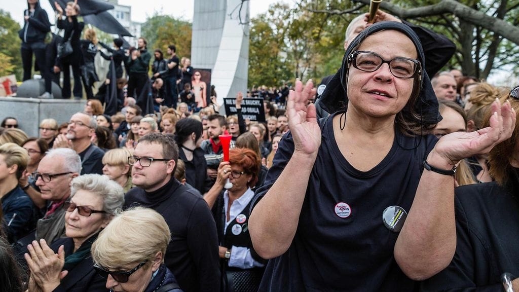 Puolassa on ollut laajoja mielenosoituksia aborttilain tiukennuksia vastaan.