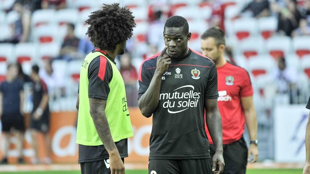Balotelli (oik.) antaa ohjeita joukkuekaverilleen Dantelle.