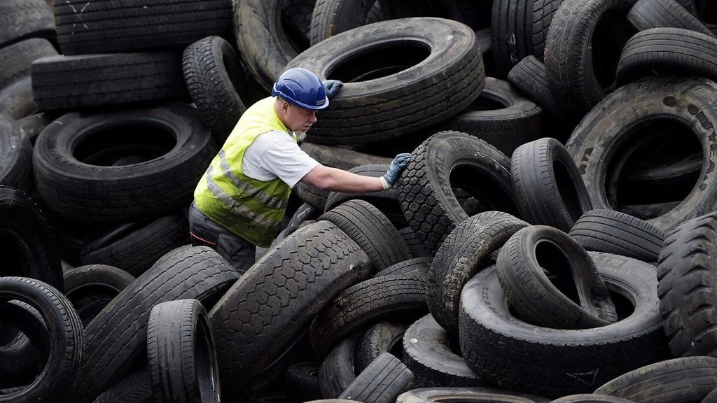 Tom Kortesoja etsii renkaita jatkokäyttöön Kuusakosken palvelupisteessä Vantaalla.