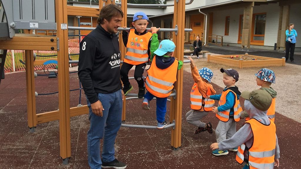 Urheilukummi Teemu Selänne liikutti Liikuntapäiväkoti Touhulan lapsia Espoossa.
