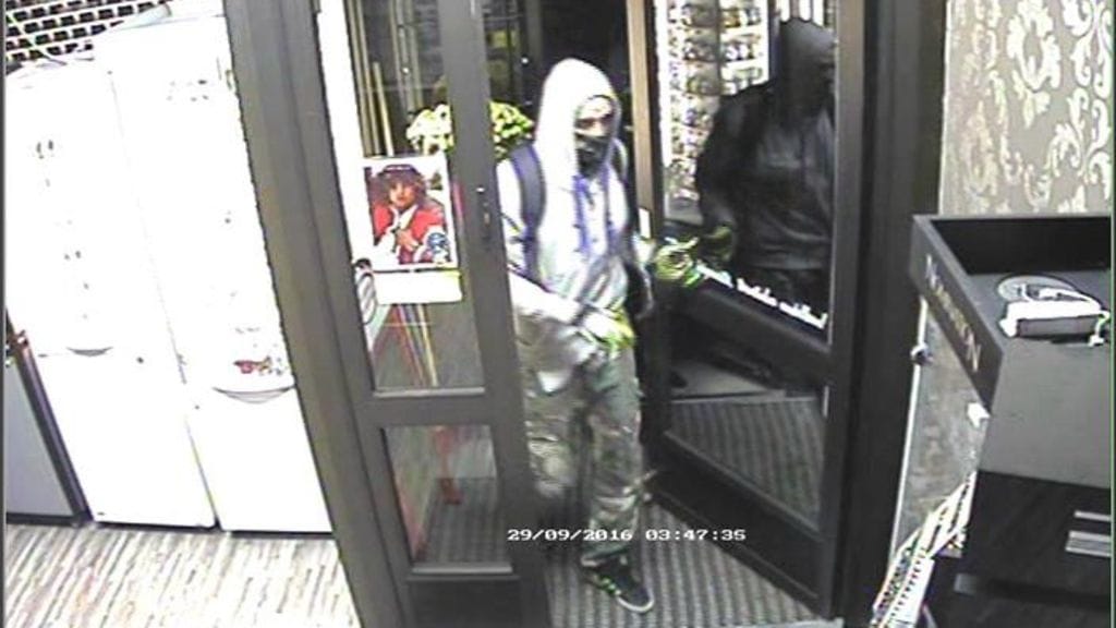 Kaksi miestä murtautui Karkkilan Tammelantiellä sijainneeseen kultasepänliikkeeseen viime viikolla.