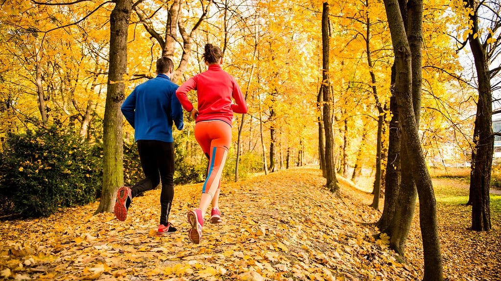 Kolea keli saa aikaan paljon muutoksia. Säännöllinen liikunta – etenkin valoisaan aikaan ulkona – voi auttaa pitämään mielialan pirteänä.