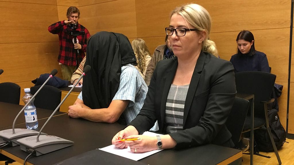Tuomittu ja hänen asianajajansa Anu Koivu