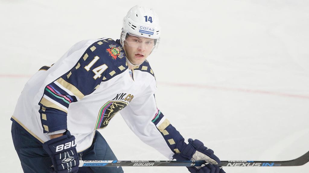 Max Wärn Sotshin paidassa.