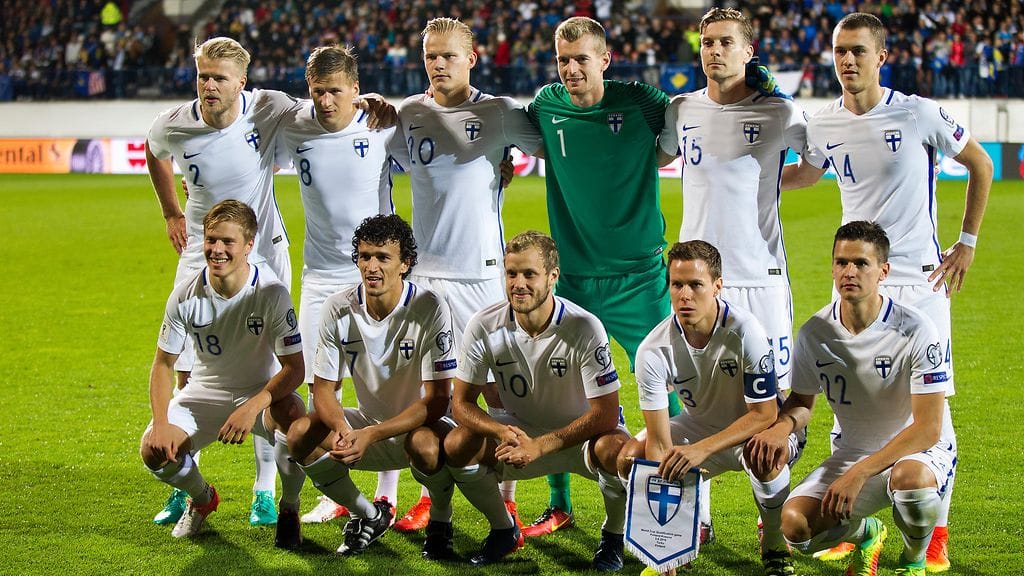 Huuhkajat ennen tasapeliin päättynyttä Kosovo-ottelua.