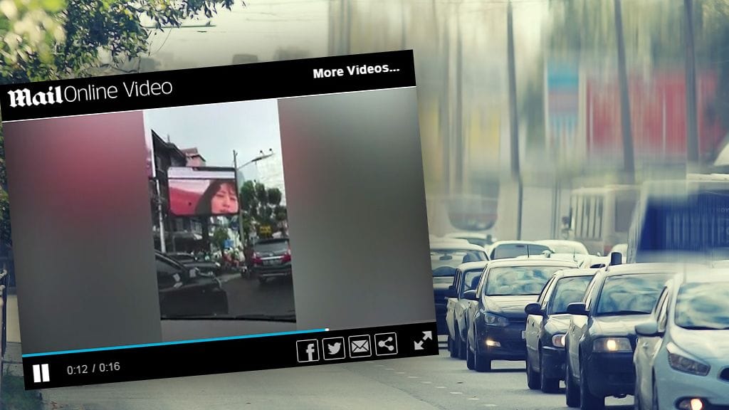 Iltapäiväruuhkassa jonottaneet saivat hieraista silmiään tämän mainostaulun kohdalla.