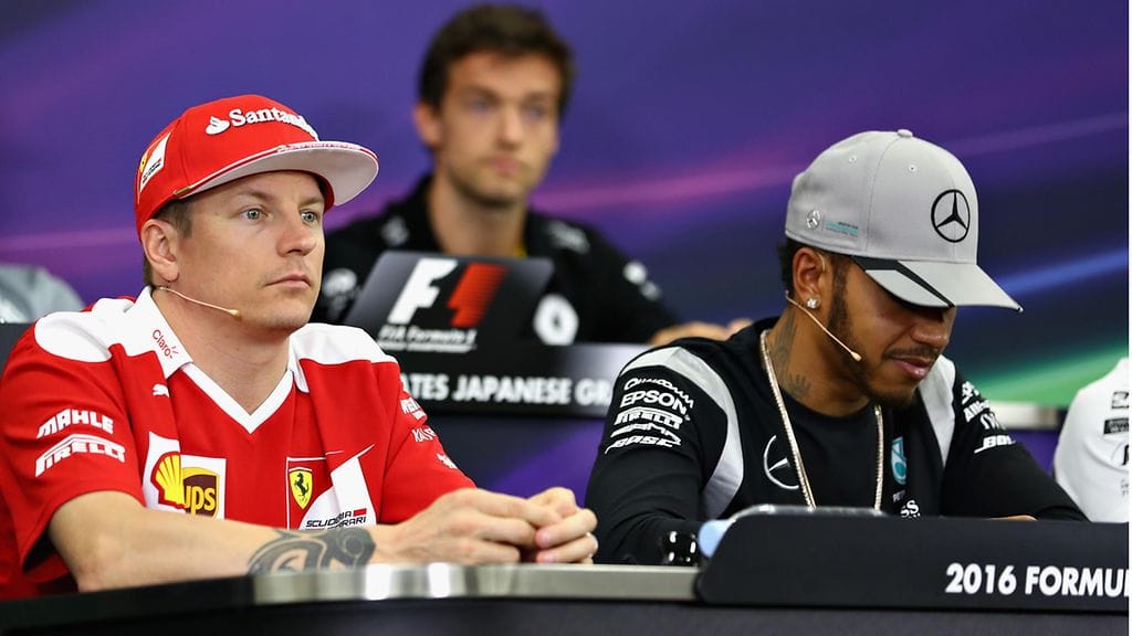Kimi Räikkönen keskittyi lehdistötilaisuuteen, mutta Lewis Hamiltonilla oli koko puolen tunnin session ajan parempaa tekemistä.