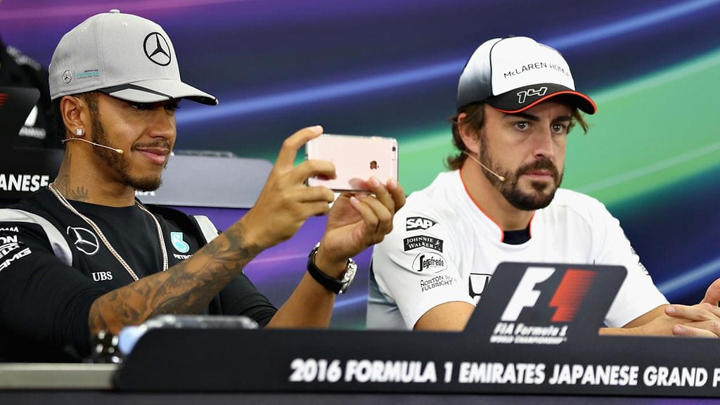 Lewis Hamilton käytti torstain lehdistötilaisuuden omissa sosiaalisen median maailmoissaan.