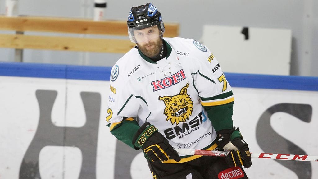 Tommi Välimaa Ilveksen paidassa lokakuussa 2015.