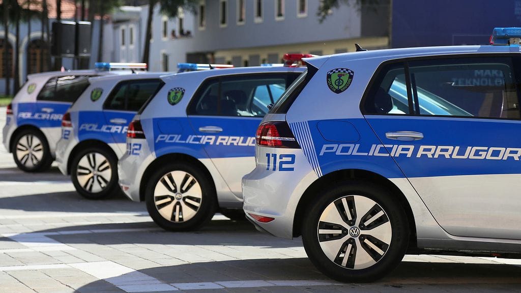 Albanian poliisin tuliteriä sähköautoja Tiranassa.