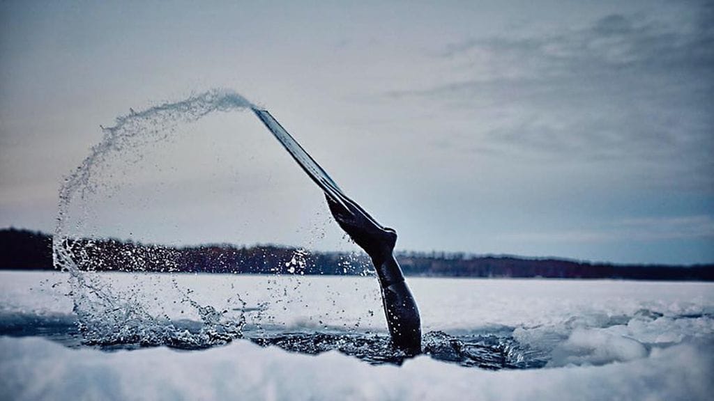 Johanna pulahtaa jään alle. Siellä on kaunista, äänet vangitsevat naisen mielen.