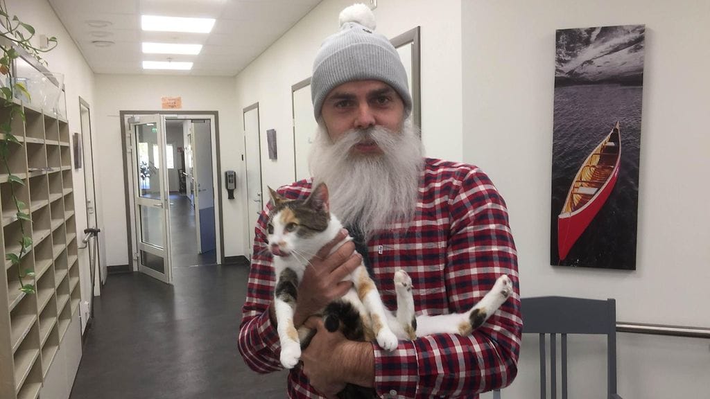 Brother Christmas ja vanhuksille tänään lahjoitettu kissalemmikki.