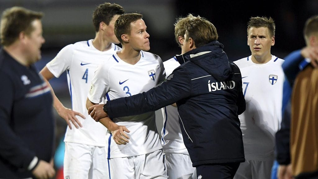 Huuhkajien kapteeni Niklas Moisander menetti malttinsa Islanti-ottelun loppuhetkillä.