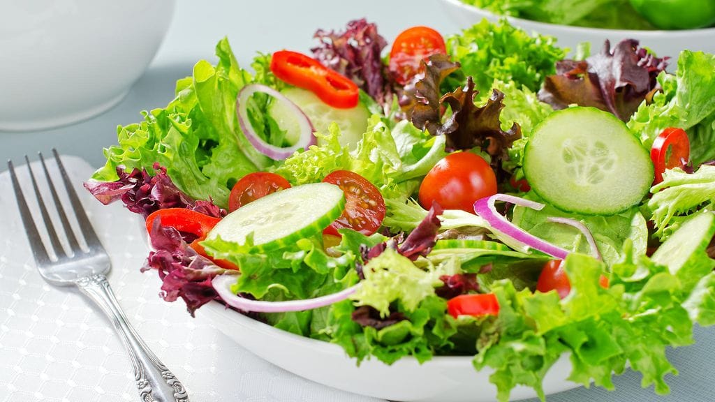 Salaattiin kannattaa lisätä proteiinia ja kuitua, jotta se pitää nälän pois pitempään.