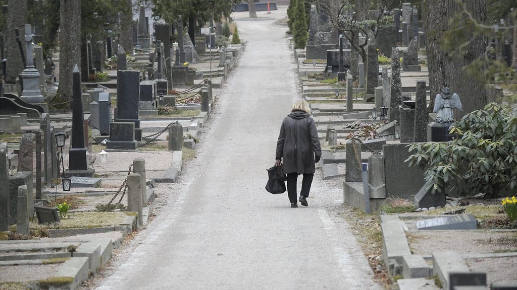 Hietaniemen hautausmaa Helsingissä tiistaina 5. huhtikuuta 2016. Kuvituskuva.