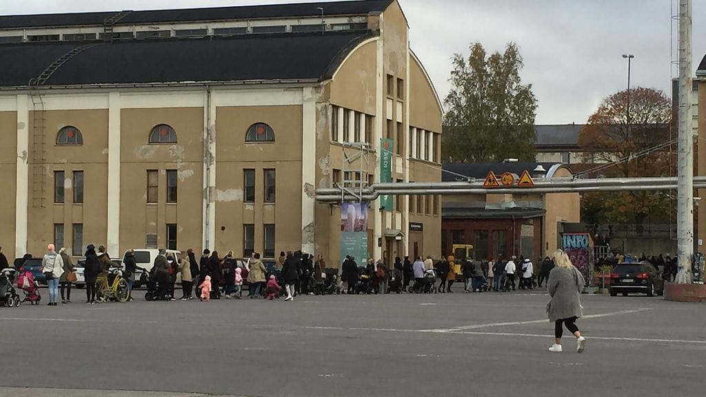 Mini Rodinin outlet-myynti keräsi paikalle satoja ihmisiä.