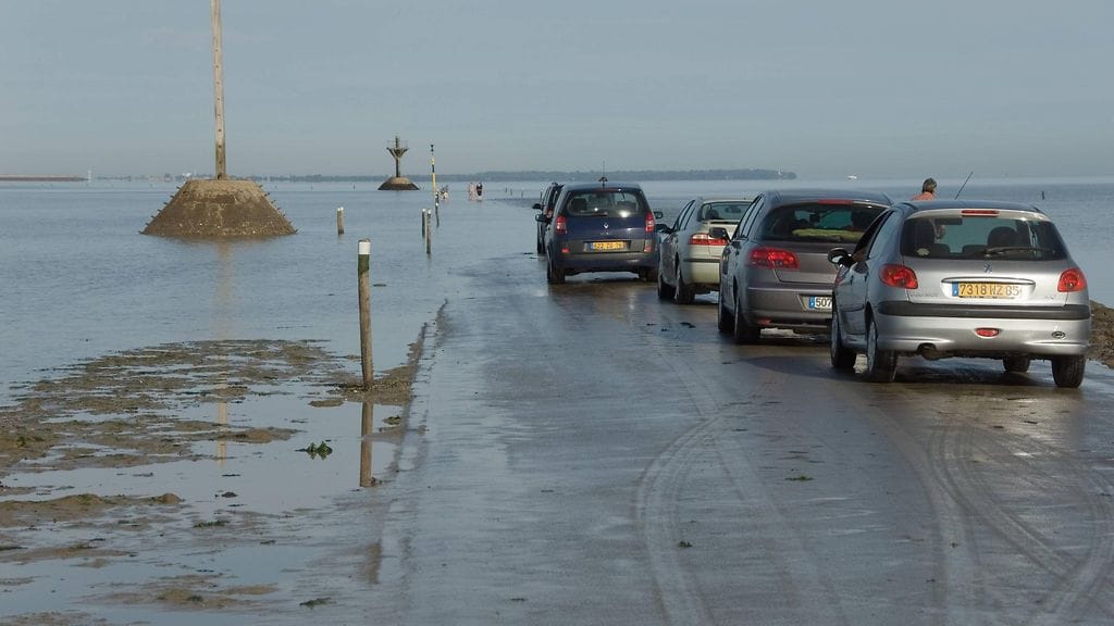 Passage du Gois sijaitsee Länsi-Ranskassa Atlantin rannalla. Nousuvedestä varoitetaan liikennemerkeillä.