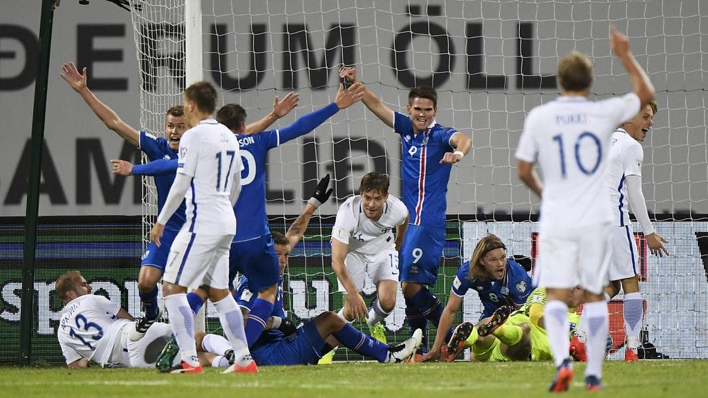 Islannin pelaajat juhlivat 3-2-osumaa.