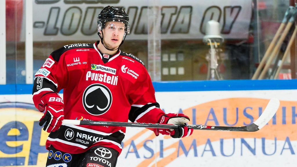 Toni Kallela Ässien paidassa syyskuussa 2015.