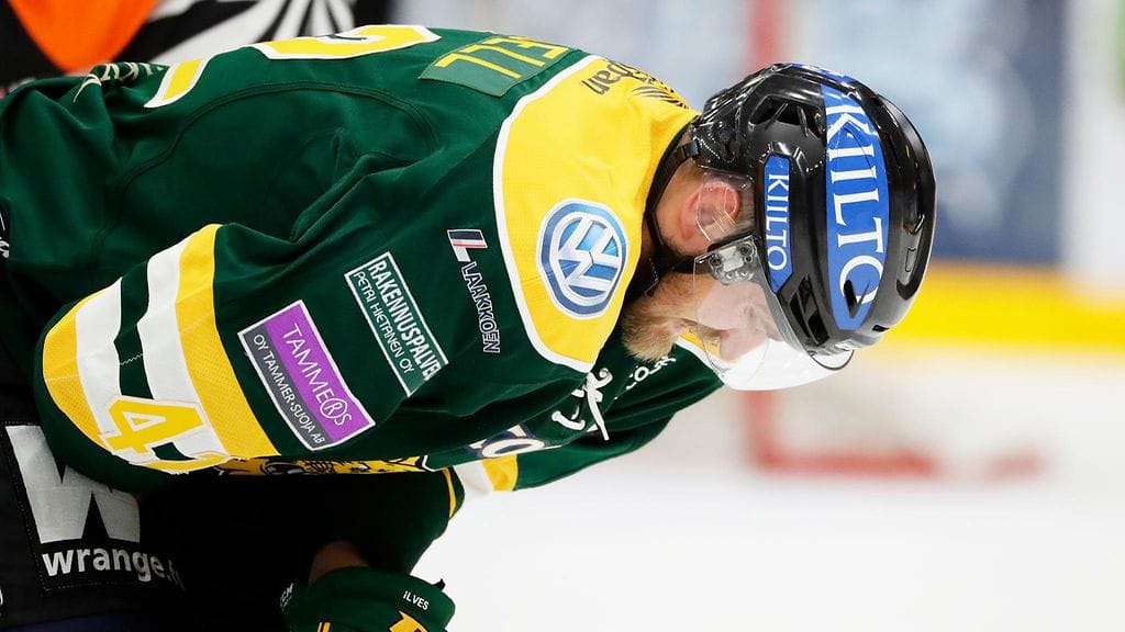 Ilveksen pelaajat taistelevat kaukalossa. Joukkue on SM-liigassa sijalla yhdeksän. Taustayhtiöllä menee surkeasti.