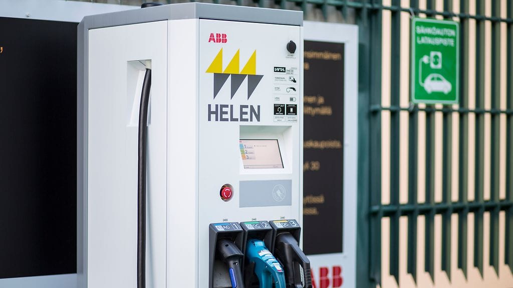 Pitäjänmäen latauspisteessä on uusinta latausteknologiaa, jolla auton saa ladattua 5–15 minuutissa.