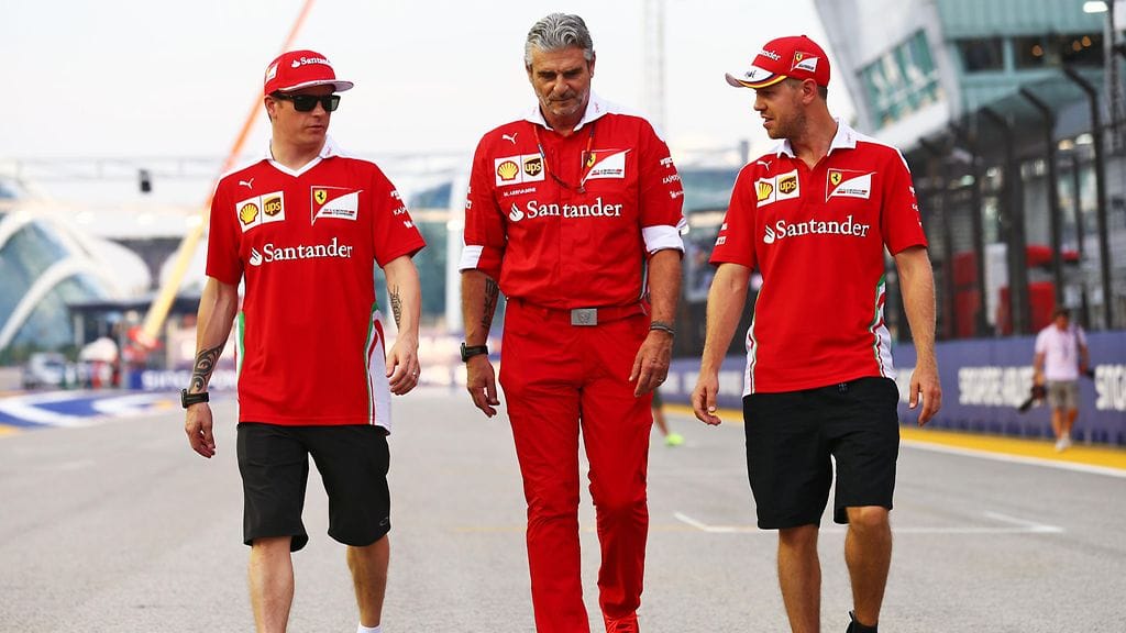 Ferrarin Kimi Räikkönen, Maurizio Arrivabene ja Sebastian Vettel Singaporessa syyskuussa.