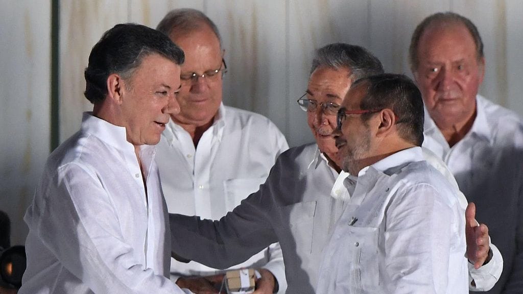 Kolumbian presidentti Juan Manuel Santos, Kuuban presidentti Raul Castro ja Farc-johtaja Timoleon Jimenez 26.9.2016.