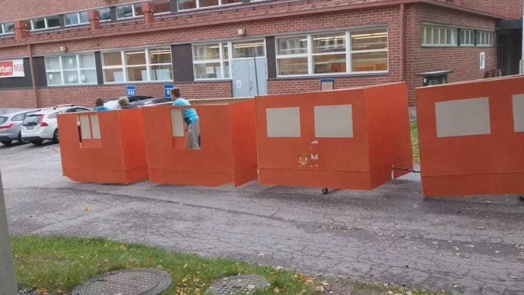 Polkuvoimalla kulkevan menopelin perässä on kyltti, jossa naljaillaan metron viivästymisestä.