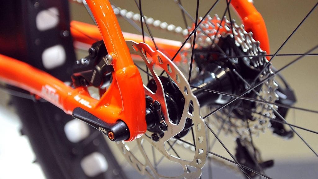 Törmäyksen voimaa kuvastaa poliisin mukaan muun muassa se, että pyörä katkesi keskeltä. Kuvituskuva. Kuvan pyörä ei liity tapaukseen.