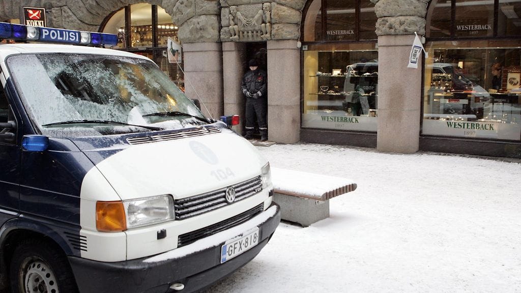 Westerbackin kelloliikkeestä Helsingin Mikonkadulla ryöstettiin torstaina 2.2.2006 puolen päivän jälkeen nippu arvotavaraa. Joukossa oli muun muassa Cartierin ja Breitlingin kelloja. Arvokkaita ajannäyttäjiä katosi arviolta parikymmentä.