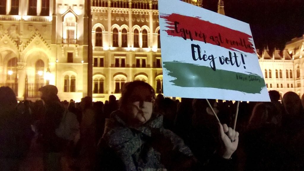Unkarin suurimman oppositiolehden Nepszabadsagin sulkeminen sai sadat unkarilaiset osoittamaan mieltään maan parlamenttitalon eteen Budapestissa lauantai-iltana 8. lokakuuta 2016.