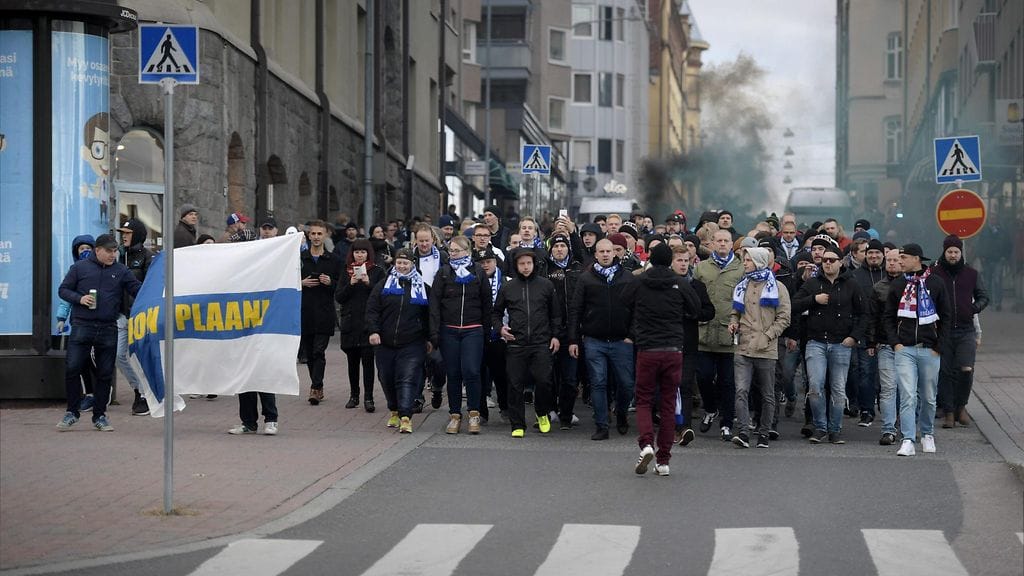 Suomen kannattajia marssi Tampereella pelipaikalle ennen ottelua.
