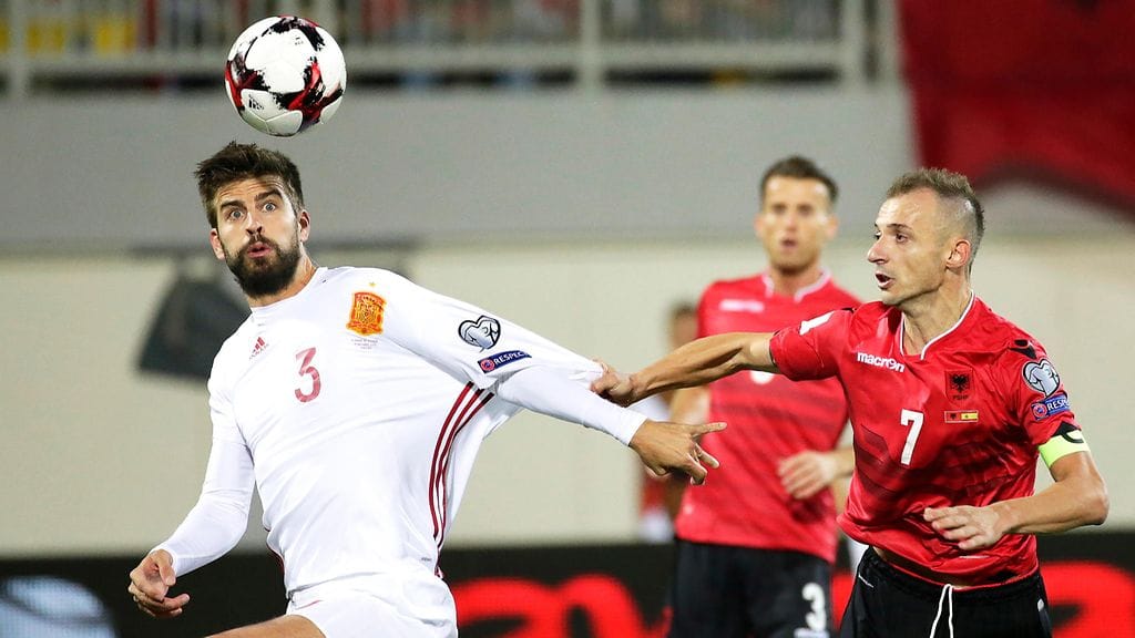 Gerard Pique (vas.) herättää paljon tunteita.