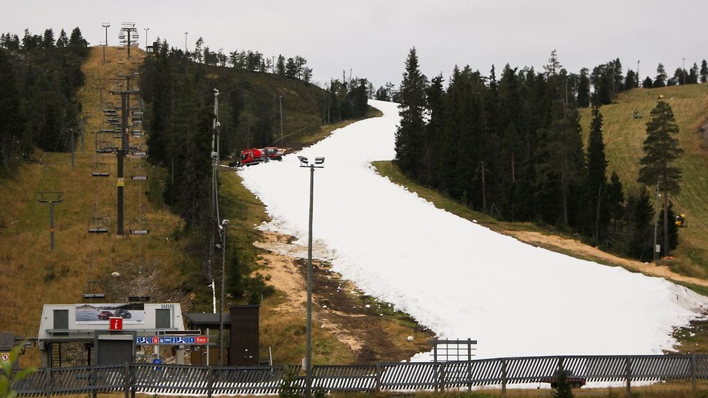 Rukalla on avattu ensimmäinen laskettelurinne. Hiihtokeskuksen tavoitteena on, että ensimmäisillä syyslomaviikoilla olisi jo useampia rinteitä avoinna.
