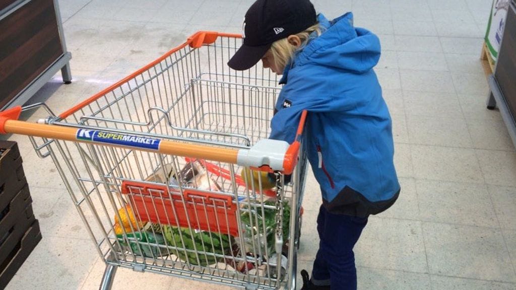 Leukemiaa sairastava 4-vuotias Vilho valitsi ruokansa tarkoin, kun kerrankin sai itse niin tehdä. Infektioriskin vuoksi hän voi käydä ruokakaupassa vain, kun siellä ei ole muita asiakkaita. Kuva: Minna Sookari.