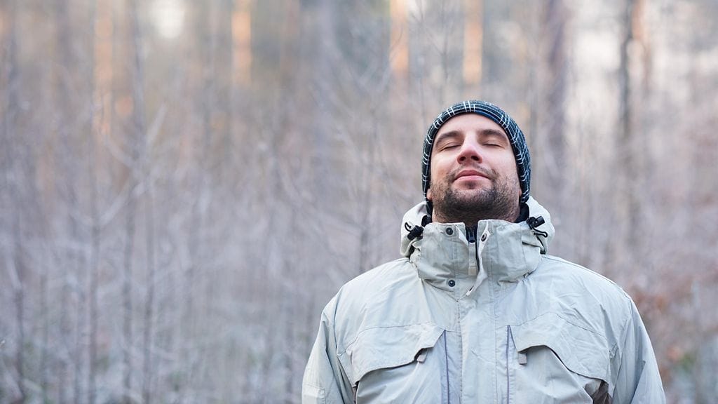 Yksinkertainen hengitysharjoitus on mahdollista tehdä niin olohuoneen sohvalla kuin keskellä metsäpolkuakin.