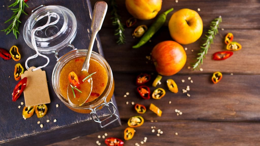 Syksyn omenoista valmistuu helposti herkullinen makea chilikastike.