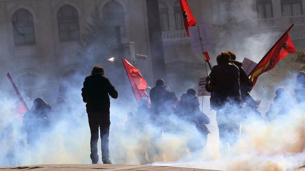 Turkin mellakkapoliisi hillitsi Ankaran iskun vuosipäivän mielenosoittajia kyynelkaasulla ja kumiluodeilla 10. lokakuuta 2016.