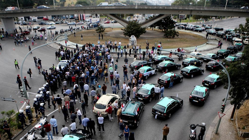 Mellakkapoliisi yritti palauttaa järjestystä, kun lakkoon menneet taksikuskit kieltäytyvät poistumasta lentokentälle johtavasta liikenneympyrästä.