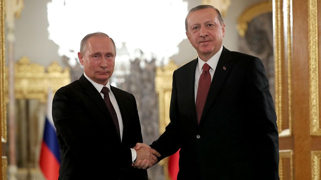 Presidentit Vladimir Putin ja Recep Tayyip Erdogan kättelivät maailman energiakonferenssin päätteeksi Istanbulissa Turkissa 10. lokakuuta 2016.